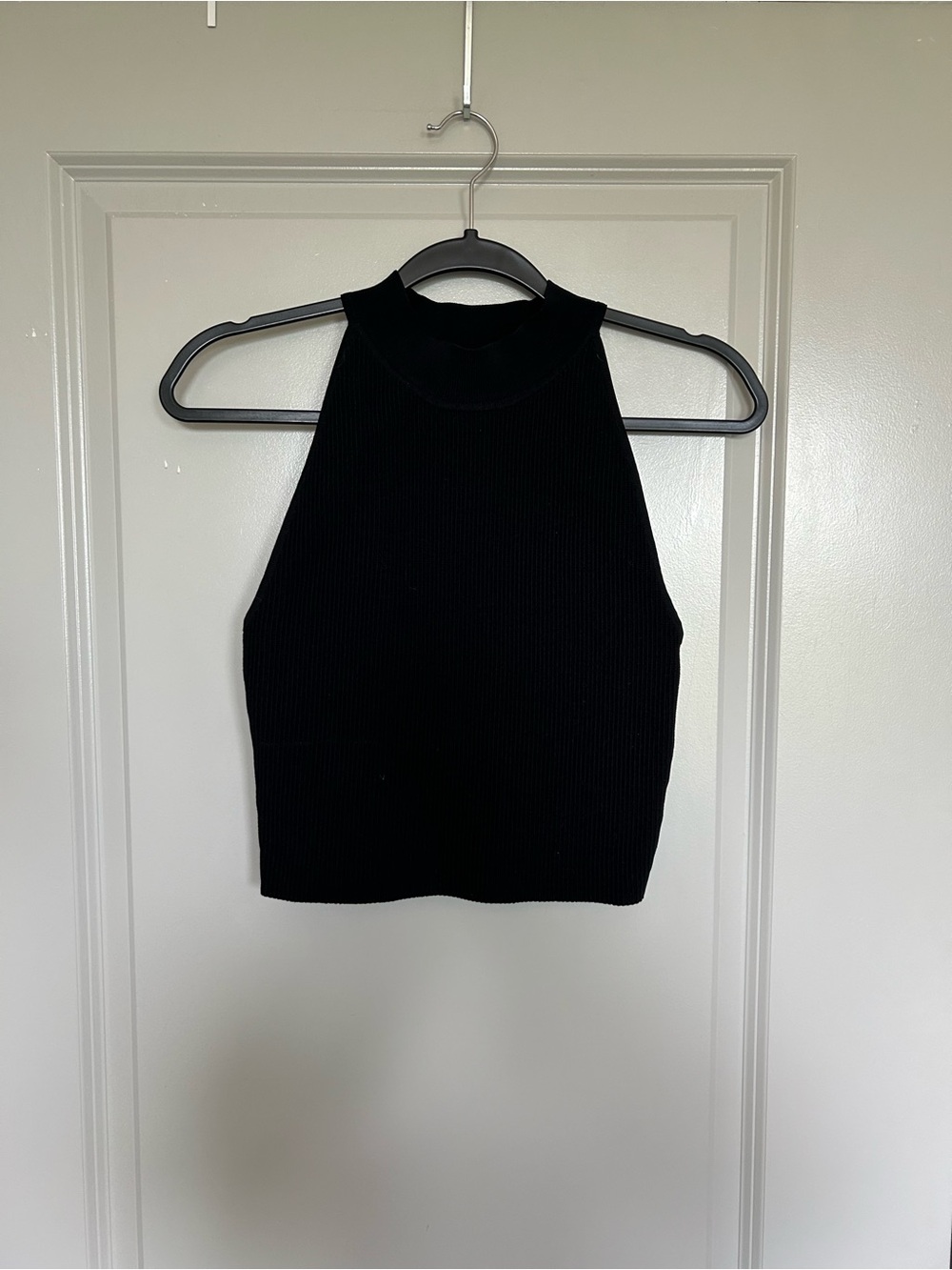 Babaton Black Ribbed High-Neck Crop Tank